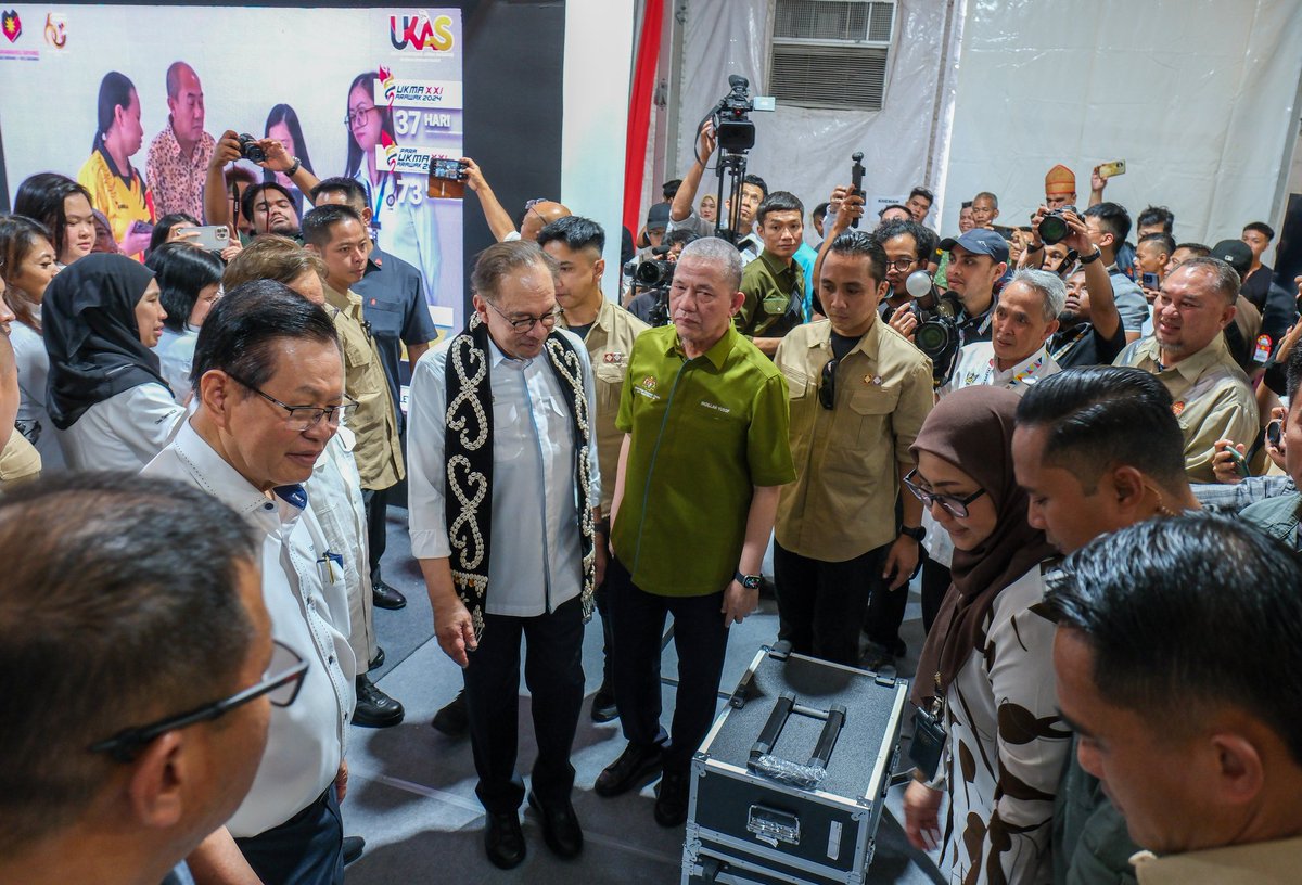 PetraJayaMP's tweet image. Petang ini, menghadiri majlis perasmian Program MADANI Rakyat 2024 Sarawakku Sayang oleh YAB Perdana Menteri, Dato&apos; Seri Anwar Ibrahim.

Hadir sama, Premier Sarawak, YAB Datuk Patinggi Tan Sri Abang Johari Tun Openg.

#TPMFY
#PETRA
#ProgramMadaniRakyat
#SarawakkuSayang…