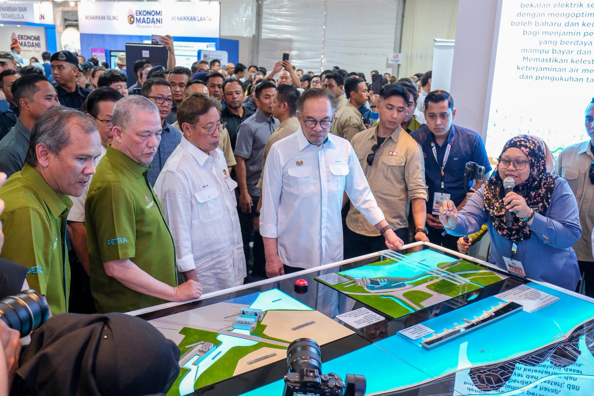 PetraJayaMP's tweet image. Petang ini, menghadiri majlis perasmian Program MADANI Rakyat 2024 Sarawakku Sayang oleh YAB Perdana Menteri, Dato&apos; Seri Anwar Ibrahim.

Hadir sama, Premier Sarawak, YAB Datuk Patinggi Tan Sri Abang Johari Tun Openg.

#TPMFY
#PETRA
#ProgramMadaniRakyat
#SarawakkuSayang…