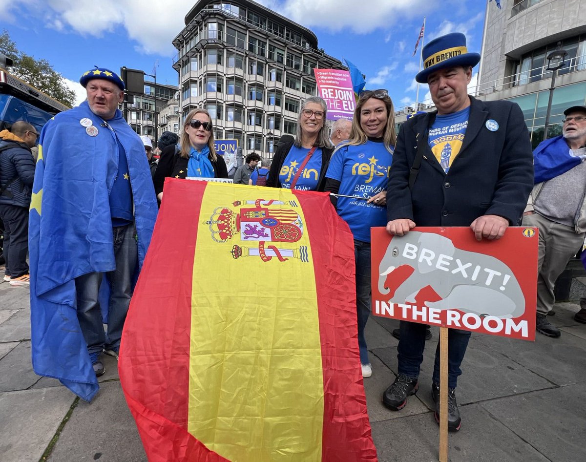 #RejoinMarch
The sun shines on our relentless campaigners for a better future back in the EU 🌟🇪🇺
We at <a href="/NE4EU/">🇪🇺 North East 4 Europe #FBPE</a> salute you! 💙💛
<a href="/euromove/">European Movement UK</a>