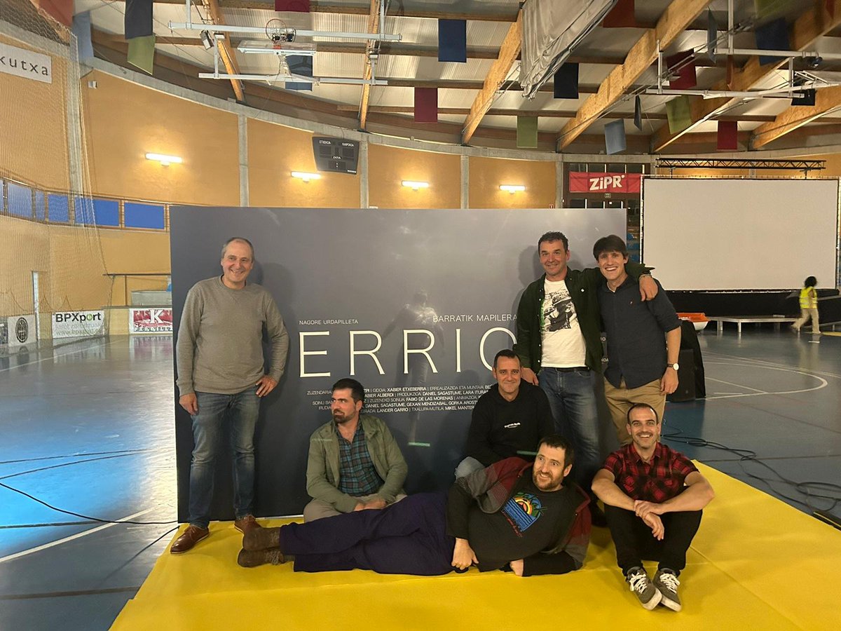 Atzo Ibon Gaztañazpiren #Errio filmaren aurkezpen zoragarrian, alfombra Oria eta guzti😂 #OriyoInternationalFilmFestival osorik euskaraz!  Handiak 💛