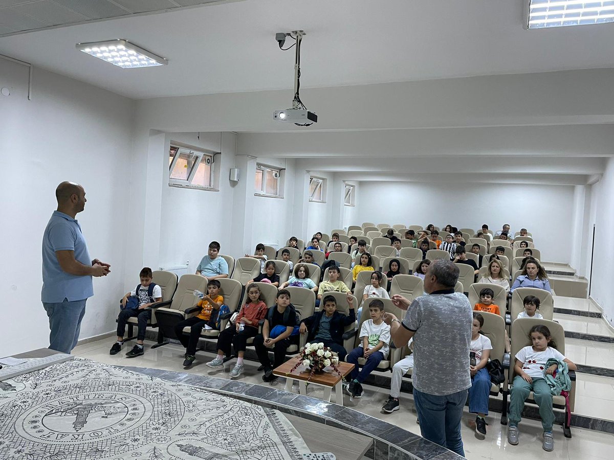 Tokat_Bilsem's tweet photo. Kurumumuz Psikolojik Danışmanı Dr. Serdar Alkın ve Öğretmenimiz Nurses Yıldız tarafından "Bilsemde Hijyen" konulu sunum yapılarak, temizlik, hastalıklar ve bunlardan korunma ile ilgili öğrencilerimize bilgi verildi.
@BilsemMeb
@HuseyinKir64 https://t.co/tjeibpe04a