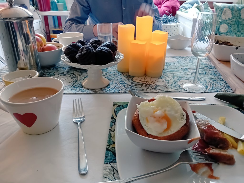 SanjeePerera1's tweet image. Ob a misty moody autumn day brunch has retreated indoors, and it has given me a chance to use my new #WilliamMorris linens, which were a favourite birthday gift.