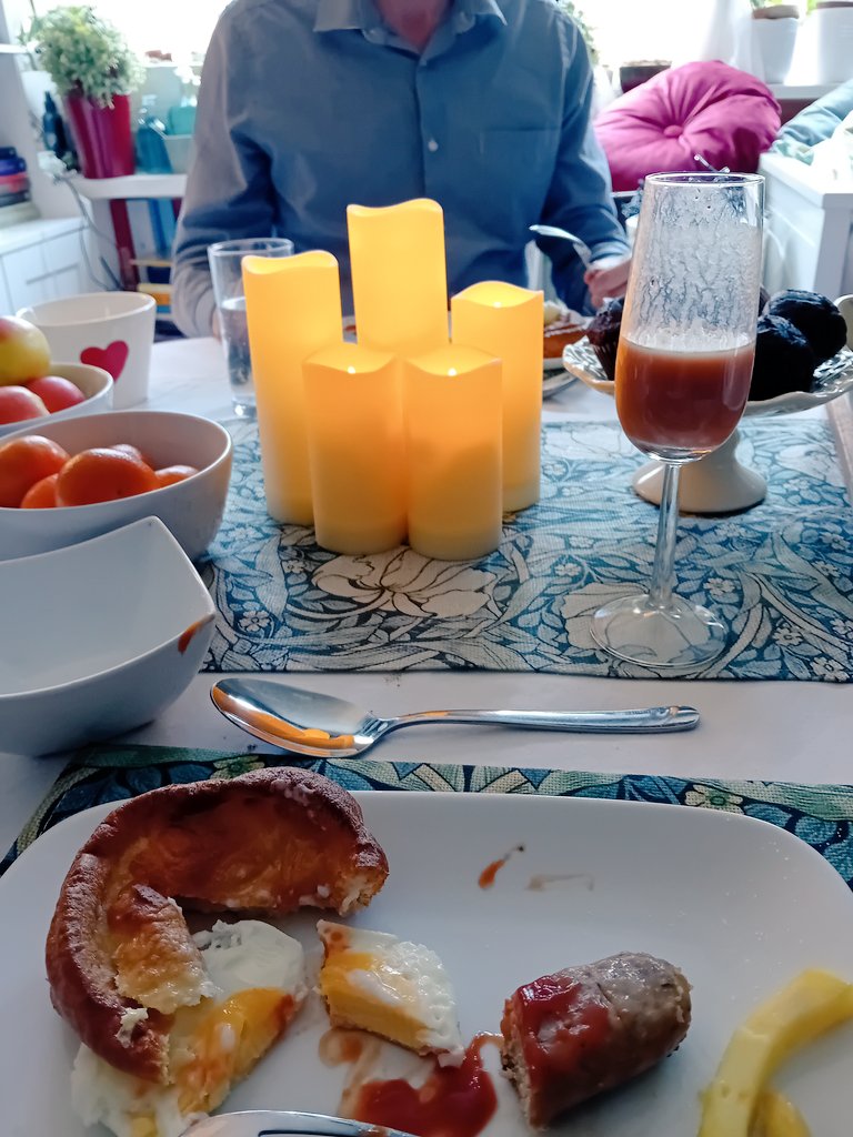 SanjeePerera1's tweet image. Ob a misty moody autumn day brunch has retreated indoors, and it has given me a chance to use my new #WilliamMorris linens, which were a favourite birthday gift.