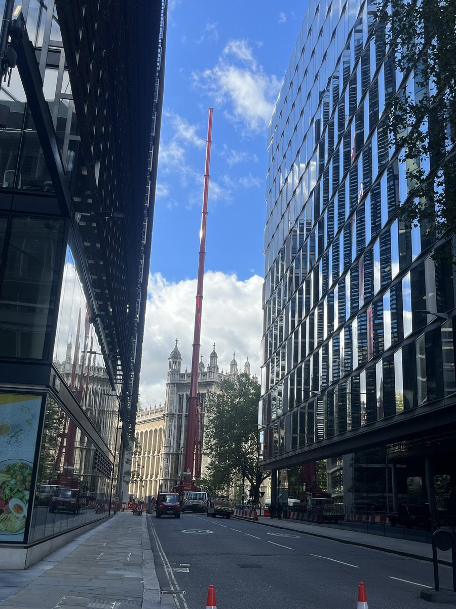 WW_PMS's tweet photo. It’s busy in the City this morning.
New Chiller lift taking place in Fleet Street for a building behind in New Street. https://t.co/A63QBVjozT