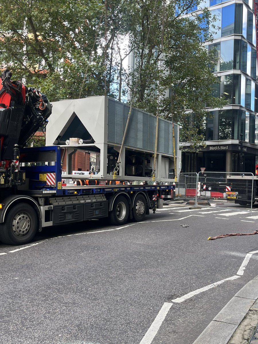 WW_PMS's tweet photo. It’s busy in the City this morning.
New Chiller lift taking place in Fleet Street for a building behind in New Street. https://t.co/A63QBVjozT