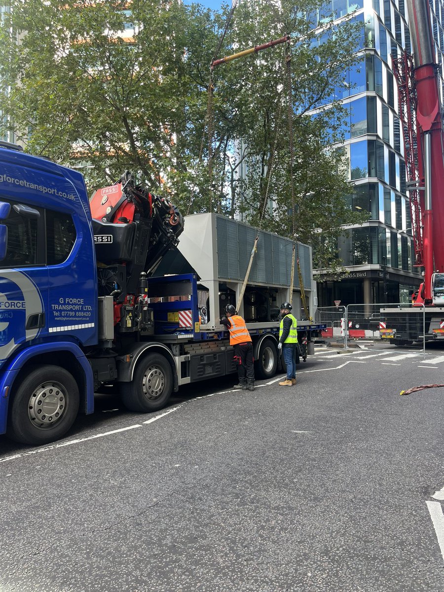 WW_PMS's tweet photo. It’s busy in the City this morning.
New Chiller lift taking place in Fleet Street for a building behind in New Street. https://t.co/A63QBVjozT