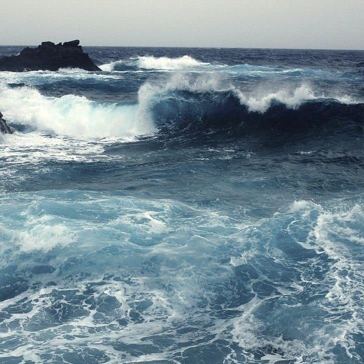 __clli's tweet photo. كانت فكرة الحب ترتبط بصورة البحر 
أكثر عناصر الطبيعة اضطرابًا