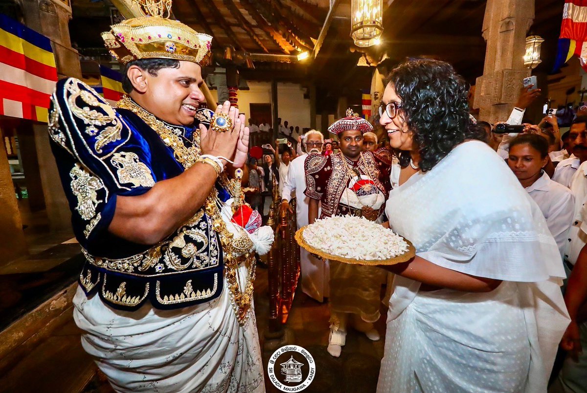 SriDalada's tweet photo. The Honorable Prime Minister of the Republic of Sri Lanka, Dr. Harini Amarasuriya visited the historical Sri Dalada Maligawa this afternoon (28), to obtain blessings of The Sacred Tooth Relic.

#SriDaladaMaligawa #TempleOfToothRelic #Kandy #SriLanka https://t.co/jG5ayByTwh