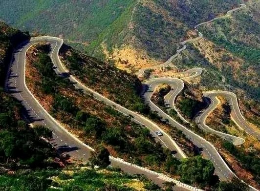 Xaviour77's tweet image. A beautiful Road in Western Uganda