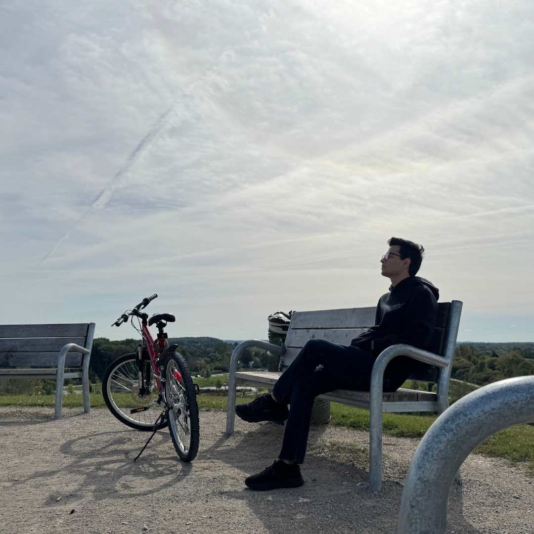 Conestoga_Inter's tweet image. Hey Condors, Hitesh here!🌟

Took a solo trip to McLennan Park—so relaxing! Kids were having fun at the park, and the view from the top was mesmerizing. 😎📸

Any spots I should explore next in KW? Drop suggestions below! ⬇️

#ConestogaCollege #InternationalStudent #ExploreKW