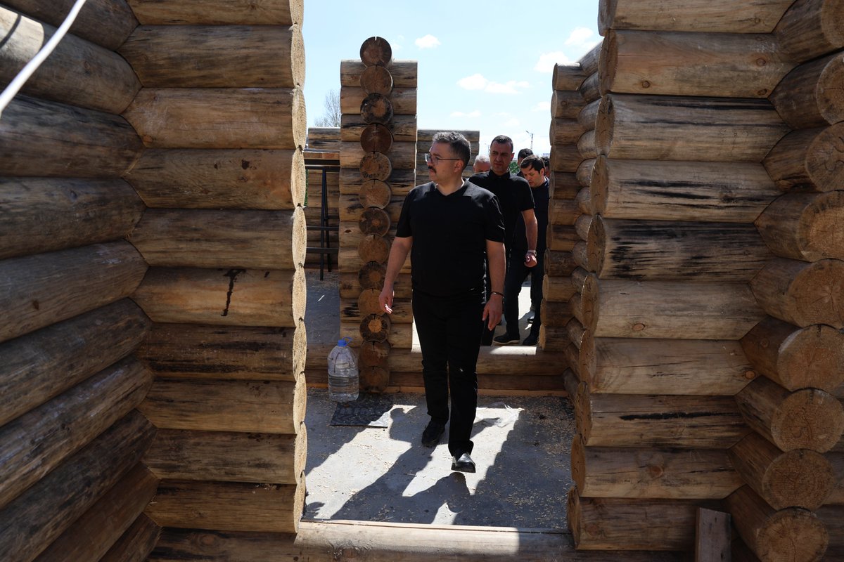 Valimiz Ercan Turan, beraberinde Iğdır Vakfı Başkanı Özgür İnan Zor ve Iğdırlı iş insanları Mehdi Şeren, Hidayet Yıldırım, Metehan Göleli ile birlikte Tuzluca ilçesindeki Tuz Mağaralarını ziyaret etti.

Heyet ile birlikte Tuz Mağaralarında ilk olarak el sanatları sergisini ve