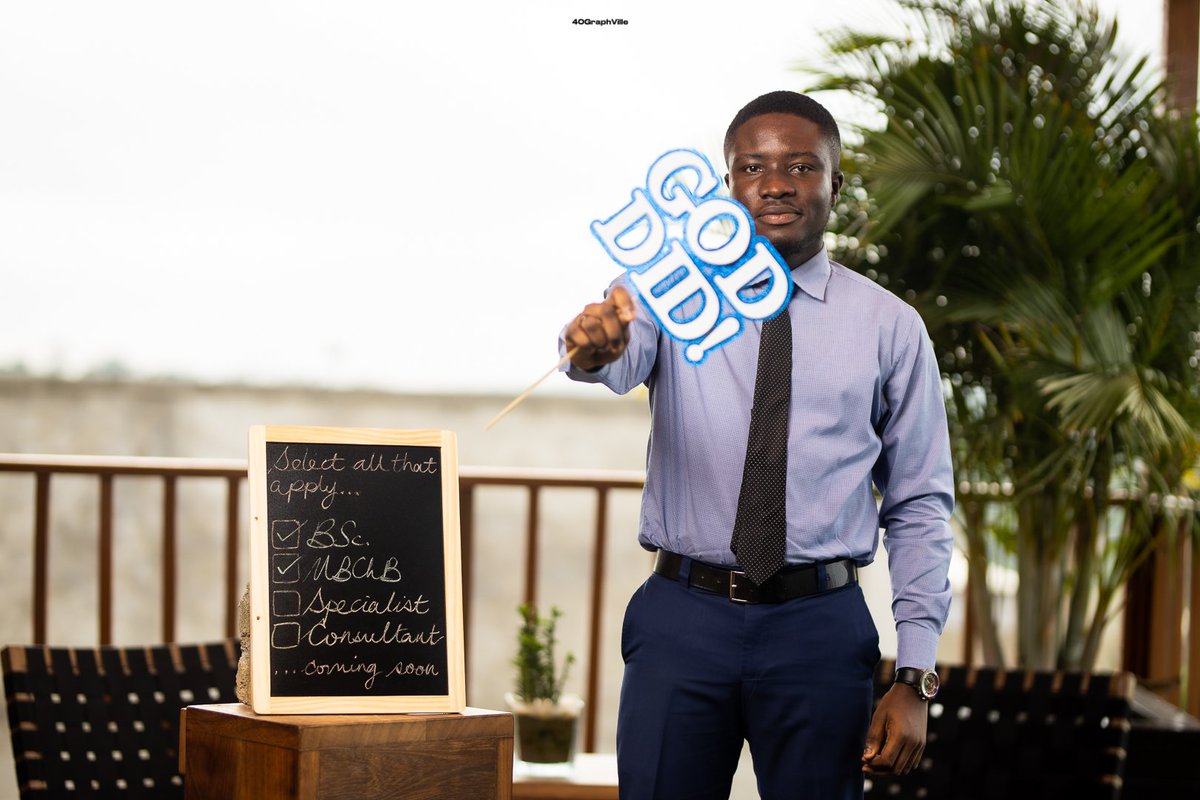 JovisWilliams's tweet photo. Now, Dr. (Med) Jovis Williams 🥳🙌 https://t.co/JcUdcH40s6