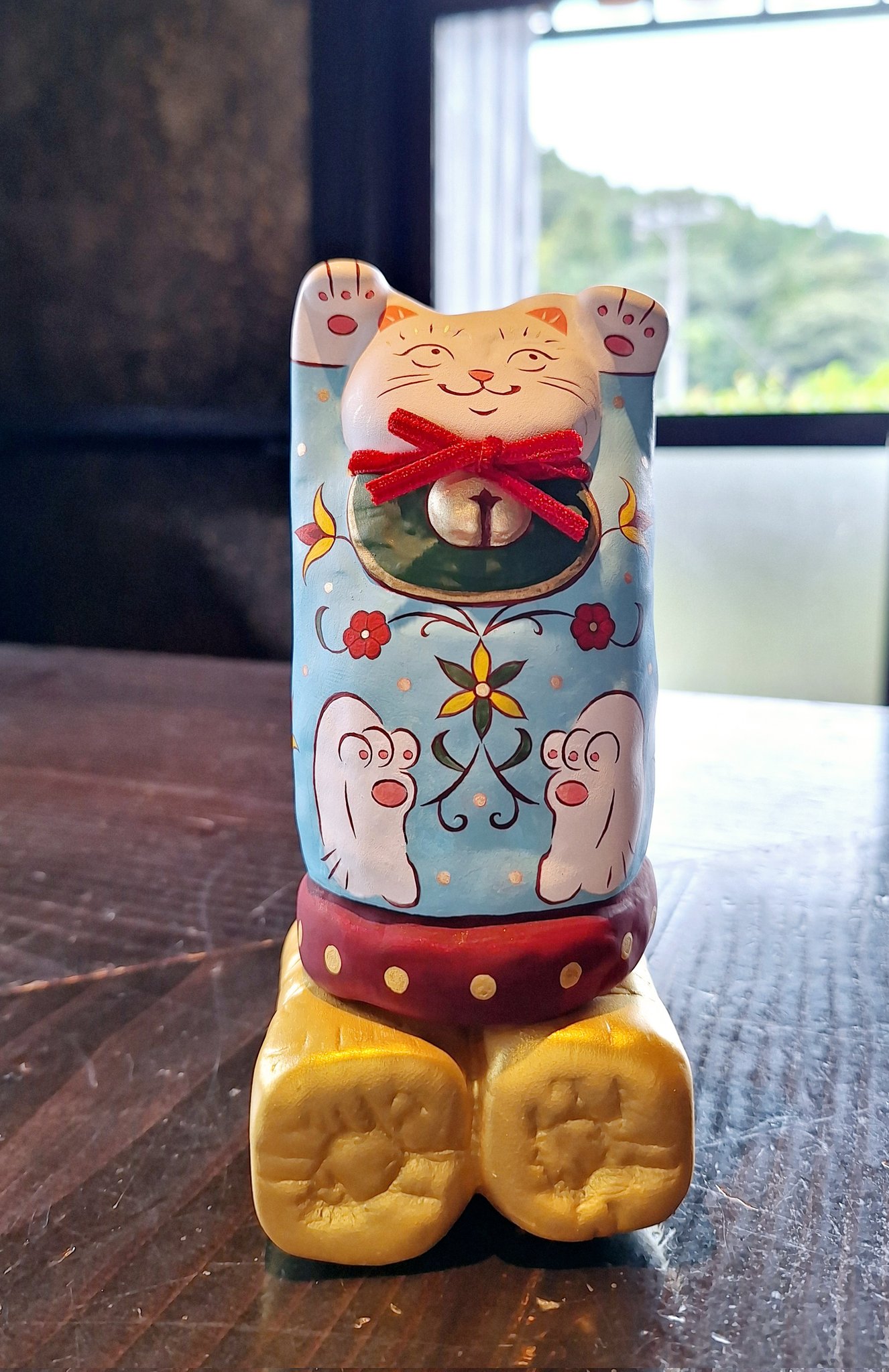 作家さんによる大きな瞳でにっこりと笑う着物の前掛けも美しい招き猫 ⚮̈ . . 今日はねずみちゃんと公園で読書