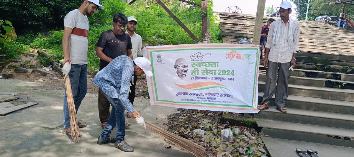 MYB_Mandla's tweet photo. स्वच्छता ही सेवा पखवाड़ा 2024 थीम पर स्वभाव स्वच्छता संस्कार स्वच्छता के तहत जय घाट मंडला में स्थानीय लोगों के साथ साफ सफाई करते हुए अनुराग राय झबरू बघेल अभिषेक जैन सुमित राय राहुल बैरागी रहे l
#SwachhataHiSewa2024 @mansukhmandviya @nyksindia @sdnyksmp https://t.co/pAt1cqL5GG