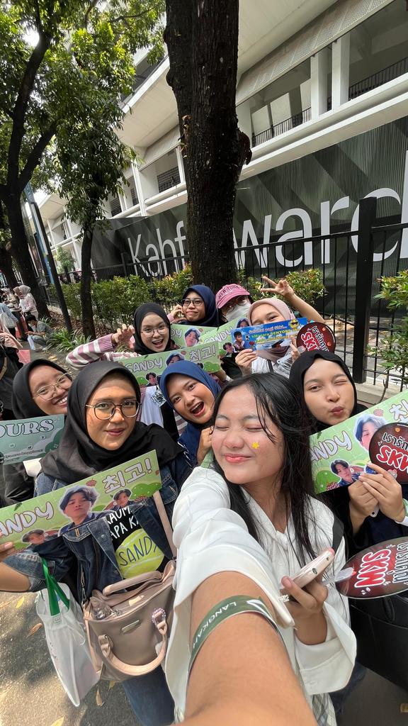 sandybbl155's tweet photo. Sandyours Project Team @fromsenyors π₯°
Sendul-Sendul, Ang-Ang-Anggπ€
Thnx yh π₯°
@suxkaseblak @kecapabccc @ummmji_ann @nottujuh @Lavendrinaa @ruriezkyu @Milkoociess @yucjingemes @kayiauw π€ https://t.co/R0Gz4yYMdl