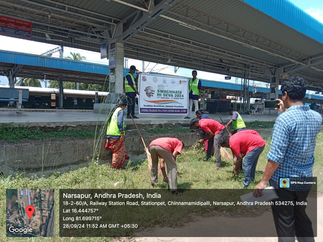 drmvijayawada's tweet image. Come! Join our Station Cleaning Campaign at #Narsapur Station
Let's work together to keep our transportation hubs clean &amp;amp; green!
#SwachhBharat #SHS2024 #SwachhBharatMission #BZASHS24

@swachhbharat
@SCRailwayIndia
@RailMinIndia