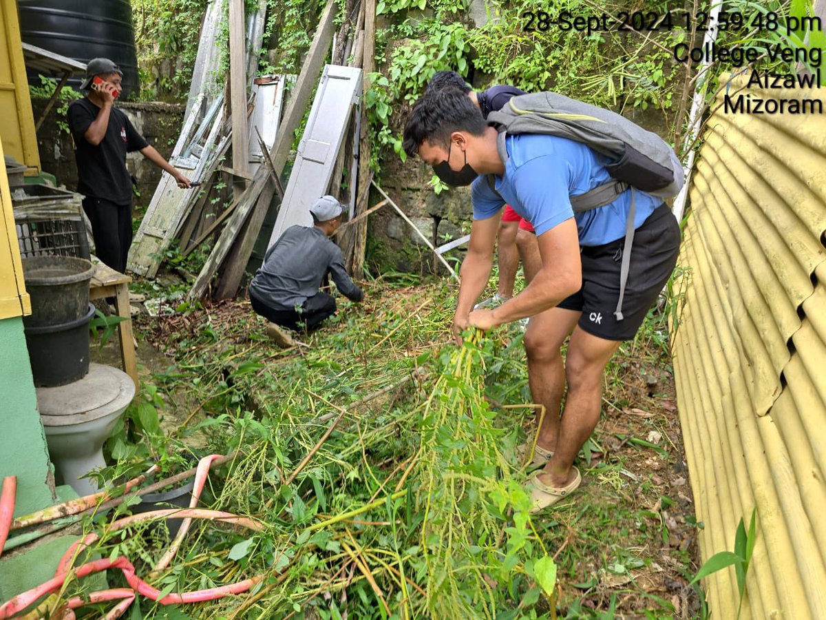 nss_puc's tweet photo. Mass cleaning on campus by volunteers of Pachhunga University College on 28th September 2024 (Saturday) 
#SwachhataHiSeva2024 @nss_rdguwahati @_NSSIndia https://t.co/M1SvQGVw4w
