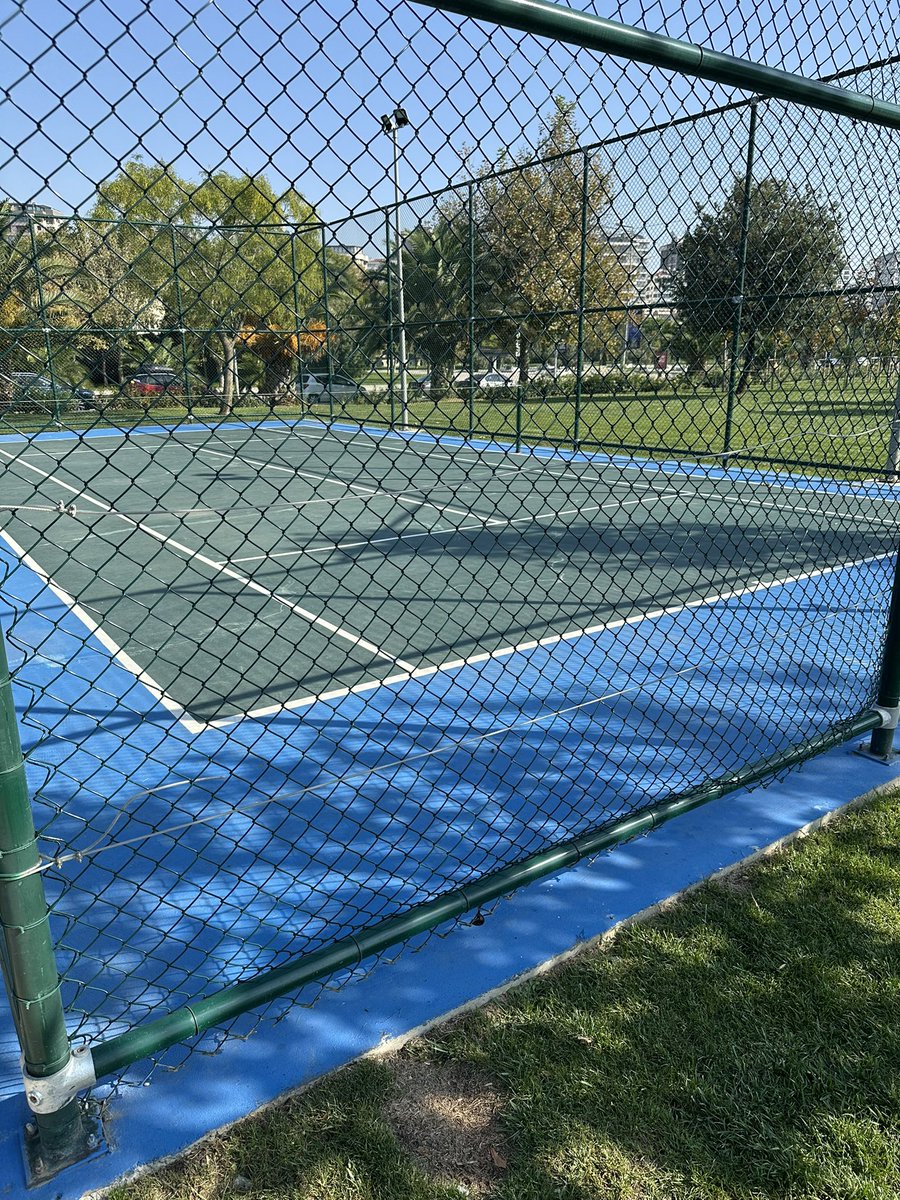 Erenköy sahilimde yeni yapılan tenis kortları konuyla hiç alakası olmayan  kişiler tarafından yapılmış.Kort ölçülerinin bir standardı vardır.Bu ölçülerle tenis oynamak mümkün değildir. #ibb ,#kadikoybelediye
