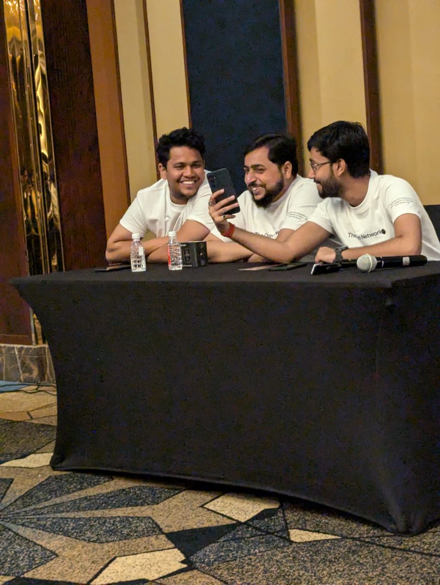 iamharshk01's tweet photo. When some serious thing is going on and suddenly your friend shows a meme 😂😂
@TON_SocietyIND #TonPuneMeetup #FunniestMomentOfTheDay #Ton #Meetups https://t.co/b1GvpZaFdq