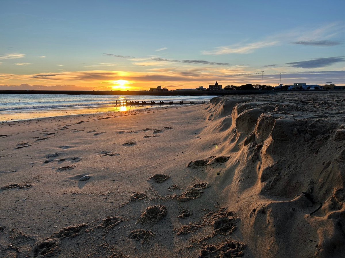 #sunrise ⁦<a href="/SouthShieldsUK/">South Shields UK</a>⁩ ⁦<a href="/BBCNEandCumbria/">BBC North East</a>⁩ ⁦<a href="/bbcweather/">BBC Weather</a>⁩