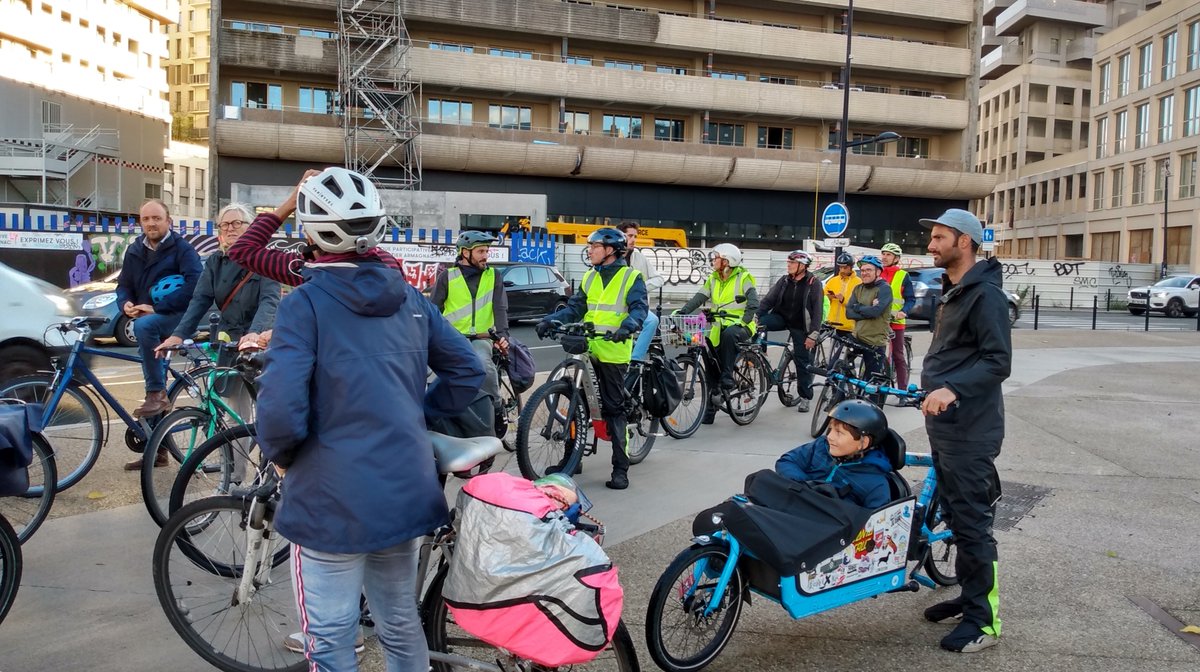 Hier, c'était la 9ème #MasseCritique #Bordeaux sous un soleil inattendu mais bienvenu! 😄 L'occasion de déambuler en cortège dans la ville et jusqu'à la #RoutedeToulouse pour retrouver le collectif des riverains <a href="/routedetoulouse/">Rte de Toulouse à sens unique !✊</a> et défendre le contre-projet de cours à sens unique