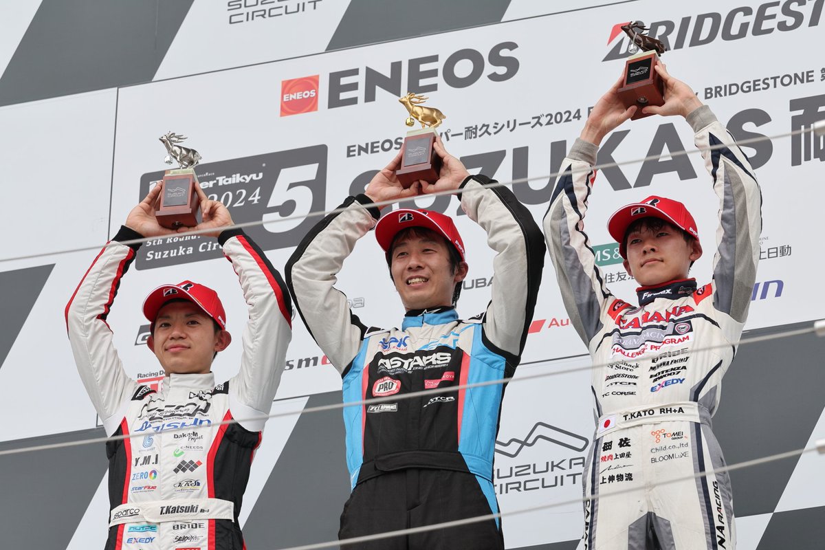 CabanaRacing7's tweet photo. 【#ロードスターパーティレース Ⅲ ジャパンツアーシリーズ 第5戦 #鈴鹿サーキット】
決勝レースが終了しました
序盤2位をキープしていた加藤選手ですが、4~6周目にSCが導入されます
残り2Lapでレースが再開されると、ファイナルラップの西ストレートで1つ順位を落とし3位でチェッカーを受けました🏁 https://t.co/MPKSXmvNyj
