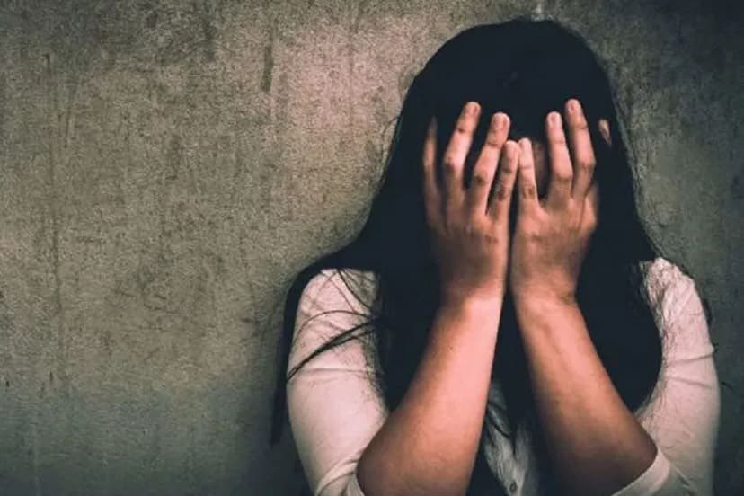 यूपी कुशीनगर में महिला से गैंगरेप,प्राइवेट पार्ट पर चाकू से मारा,पुलिस ने तहरीर लेने से किया इंकार,सुलह का बनाती रही दबाव अन्य होने पर न्याय के लिए डर-डर भटकना पड़ रहा है !!