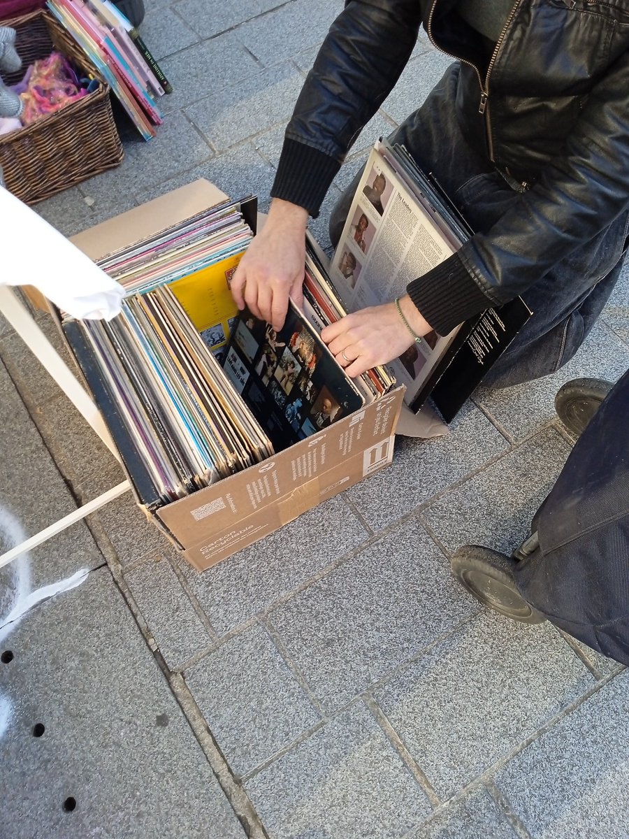 Je vends des disques au vide gre de la rue Pajol #cinqballes