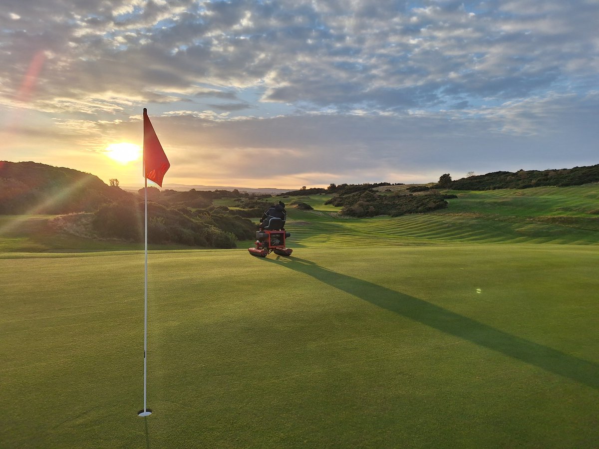 dodger1874's tweet image. Early morning set up for the Semi finals and the Final of the Dispatch Trophy, boys have smashed it all season keeping standards high, hopefully everyone enjoys the day #BraidHills #GreenkeepingOnTheHill #DispatchTrophy