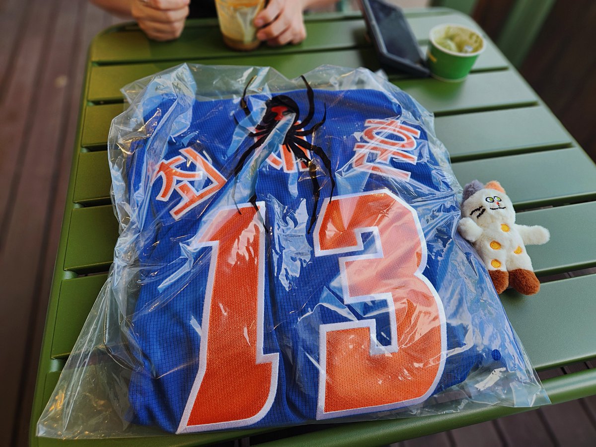 공주가 마킹까지 한 유니폼을 주면서 "새로운 구장에서도 너와 함께하고 싶어."라고 해주었다고요. 드래프트 1라운드 지명 부럽지 않다고요.