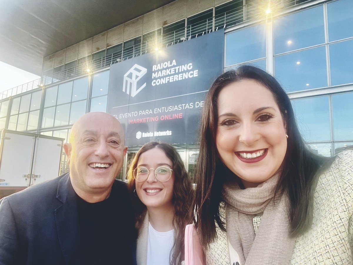 Hola! Somos Paco, CEO de <a href="/onnet_center/">OnNet Center</a> , Irene, diseñadora web y Mar, community manager en OnNet Center ☺️☺️☺️

<a href="/RaiolaNetworks/">Raiola Networks</a> <a href="/escuelamktweb/">Escuela Marketing and Web 🎓</a>