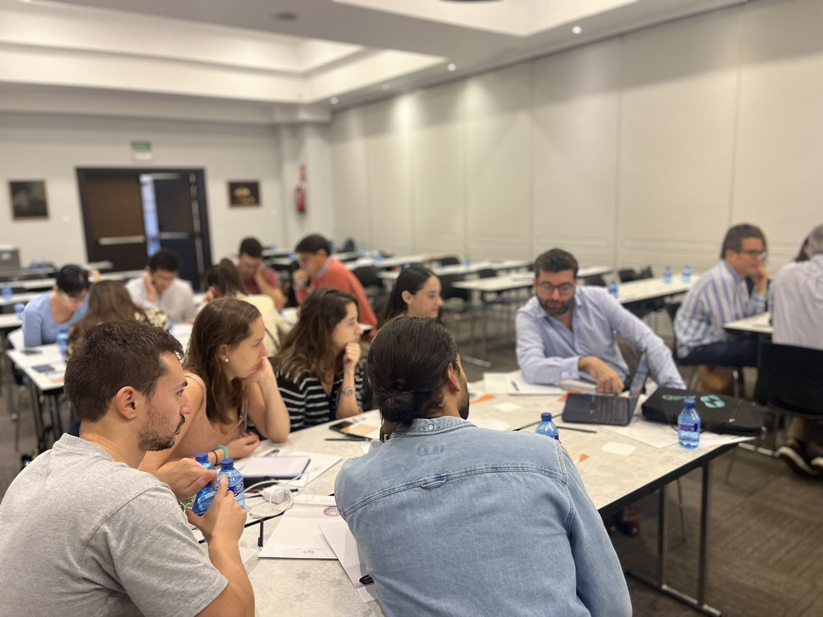 AESPANC's tweet image. Discutiendo casos clínicos con los residentes del curso de Enfermedades Pancreáticas.

#AESPANC #NPC2024 #pancreaslover