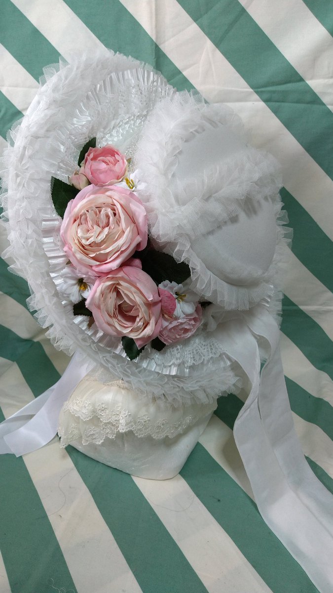 rosalita_a's tweet photo. 今回一番ゴージャスなハットになります。白×ピンクでレースにフリルに薔薇がたくさん。取り外し出来るおリボンがおまけでつきます🎀是非とっておきのお出掛けのお供に…
#ゴスロリマーケット #GLM11
出展日：10/5(土)
Ｓのリボン
ブースNo.D9-10
価格17000円
お支払方法⇒現金のみ https://t.co/0D00otfCq1