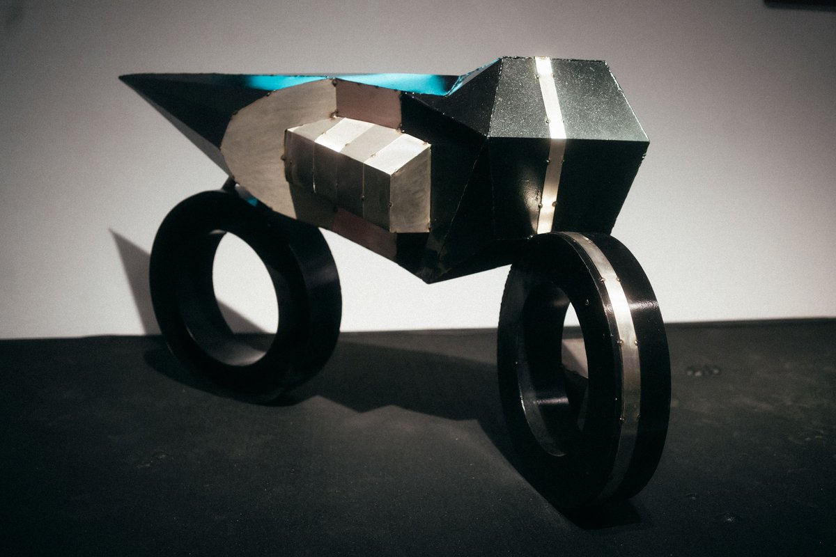 Gestern haben wir die Skulpturen von Caroline Mesquita übernommen und sind nun Teil des Purple Path. Motorbike (2018); Medusa Motorbike (2017), Courtesy: Carlier Gebauer Berlin, Fotos: Ernesto Uhlmann #CtheUnseen #chemnitz2025 #purplepath