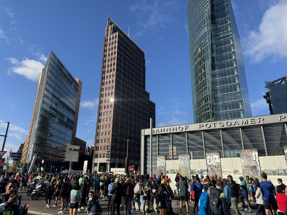 Los geht‘s. Den Auftakt fürs Marathon-Wochenende machen die 5K-Jubiläumsläufer. Äh, und ich. #berlinmarathon