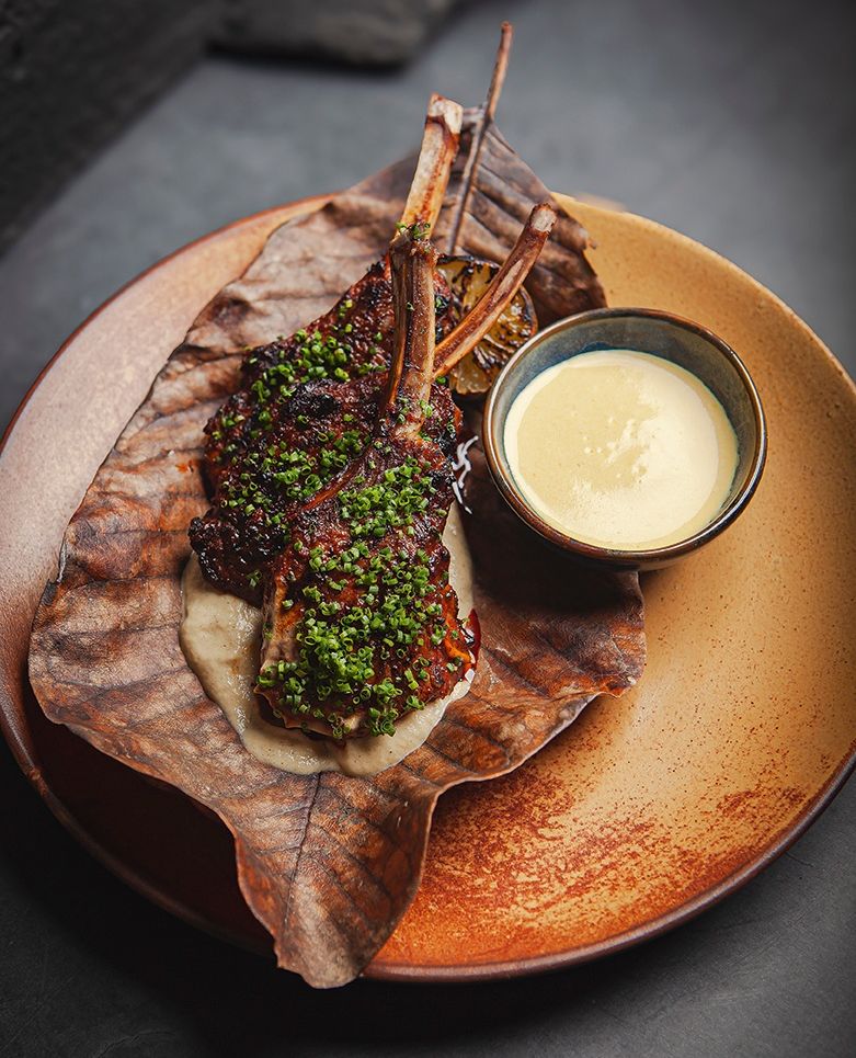 FoodandTravelHQ's tweet image. If Nikkei (Peruvian-Japanese) is your thing, you've now got Piraña. Enjoy the likes of lamb chops anticucho with aubergine purée...

Find your new dining spot in the current issue.

🖊️ @alexmeadeditor

#foodandtravel #pirana #tabletalk #restaurant
