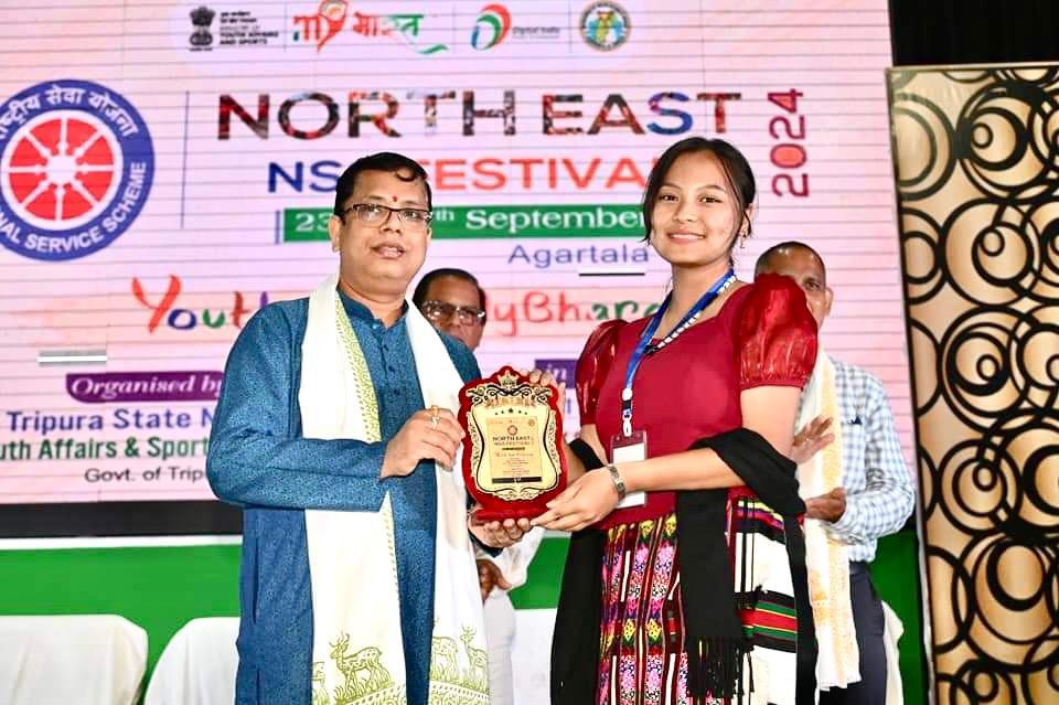 PachhungaColl's tweet photo. Grace Lalrinpari Hauzel from Mizoram, an NSS Volunteer with the @nss_puc won the extempore speech competition, the only individual competition held during the N.E. NSS festival 2024 held in Agartala, Tripura, and was also declared the Best Volunteer
#MyBharat @nss_rdguwahati https://t.co/DRlec3MZh9