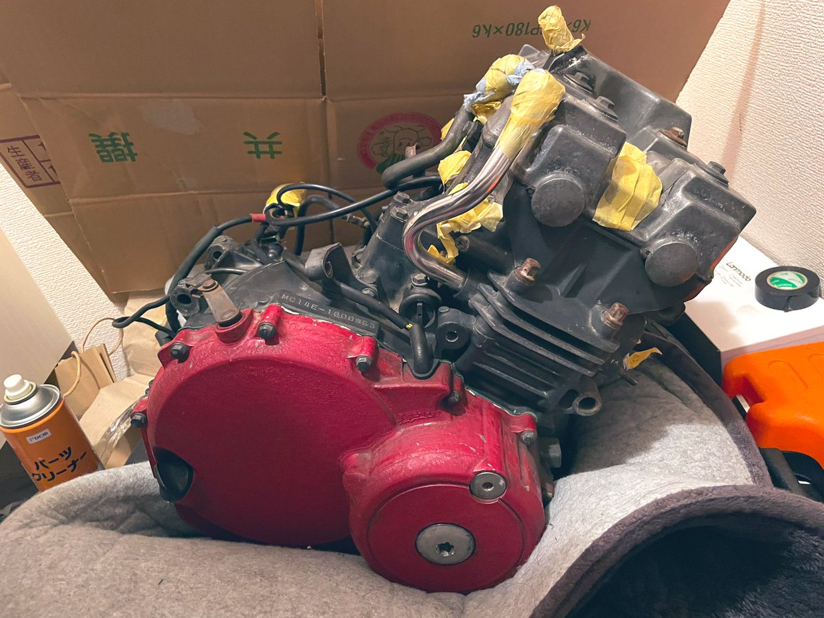 nari_mc19's tweet photo. ホーネット250 
エンジン　売ります〜
実動車両から取り外しました。
オイル漏れ、滲みなし。しっかり高回転まで吹け上がりました。
MC14E 前期
10万前後で考えてます。
またオークションにも出品してるので、検索してみてください😊
#ホーネット　#ホーネット250  #エンジン https://t.co/D6sryN4zt6