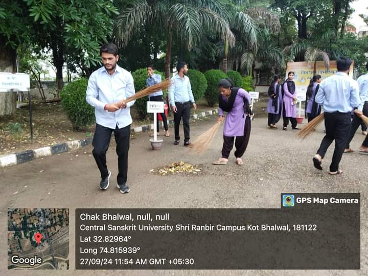 केंद्रीय संस्कृत विश्वविद्यालय श्री रणवीर परिसर जम्मू की राष्ट्रीय सेवा योजना इकाई के तत्वावधान में स्वच्छता ही सेवा 4.0 स्वच्छता अभियान का शुक्रवार को  आयोजन किया गया।
<a href="/CentralSanskrit/">CENTRAL SANSKRIT UNIVERSITY</a> 
<a href="/NssrdD/">NSS Regional Directorate Delhi</a> 
<a href="/_NSSIndia/">NSS India</a>