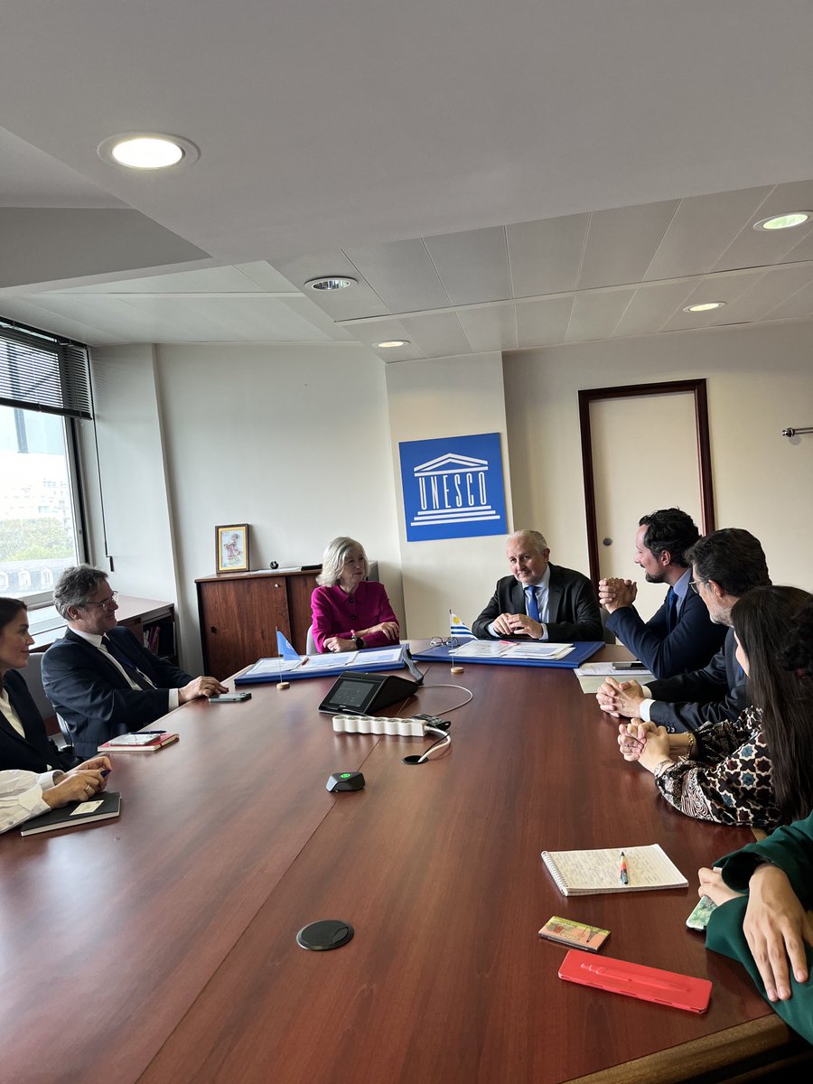 pdasilve's tweet photo. Muy productiva visita a la sede central de Unesco. Reforzando vínculos históricos de cooperación y entendimiento. Muchas gracias al embajador Ricardo González Arenas, a los demás miembros de la representación uruguaya ante Unesco y a la embajada de Uruguay en Francia. https://t.co/M9iiuJwafY