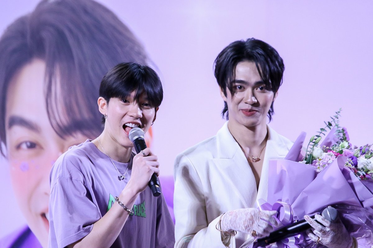 iblueyouna's tweet photo. 280924 

ไปยืนข้างกันละโดนแซว เสียอาการอะดิ้

Blooming with Besevboom 

#26thBesevbloomingBoom 
#besevboom #aou_tnbknr 
@tnbau1 @besevboom https://t.co/lj7HnVu5a2