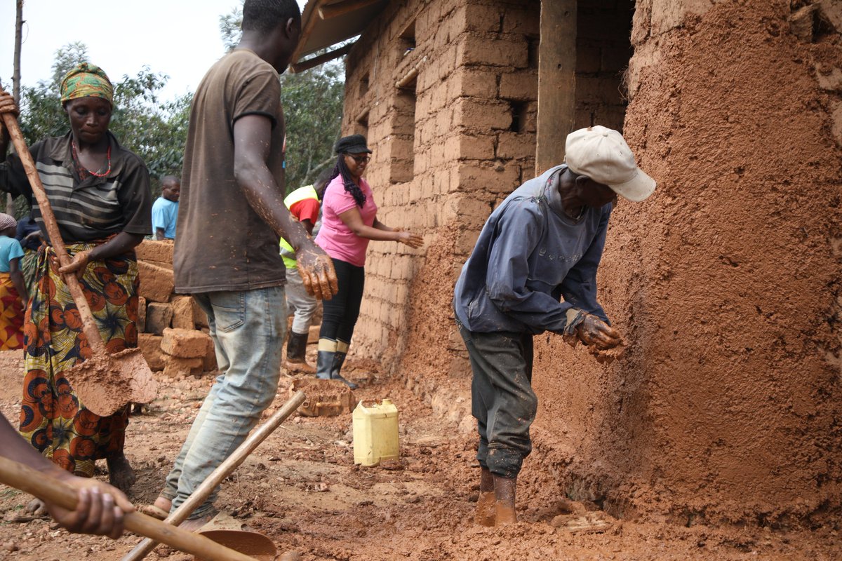 RutsiroDistrict's tweet photo. #Rutsiro: habaye umuganda ngarukakwezi usoza ukwezi kwa Nzeri 2024. Ku rwego rw'Akarere, wabereye mu murenge wa Musasa Akagari ka Gisiza aho abaturage bifatanyije n'abayobozi kubakira umuturage umuturage utishoboye. Umuganda wayobowe na Visi Meya Madamu @ChantalU91357. https://t.co/Re4CQtZMbl