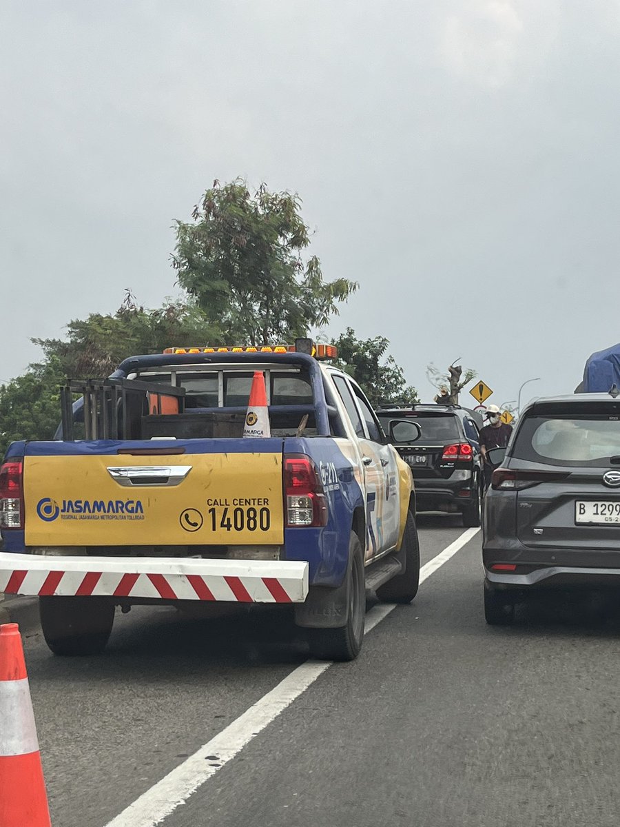 harigendut's tweet photo. Kendaraan mogok di bahu jalan Toll JORR Bintaro arah Bekasi sebelum exit Tanah Kusir (KM 16-400). Sudah ada petugas membantu. Hati-hati dijalan @TMCPoldaMetro @RadioElshinta @SonoraFM92 https://t.co/0tESVHsrIi