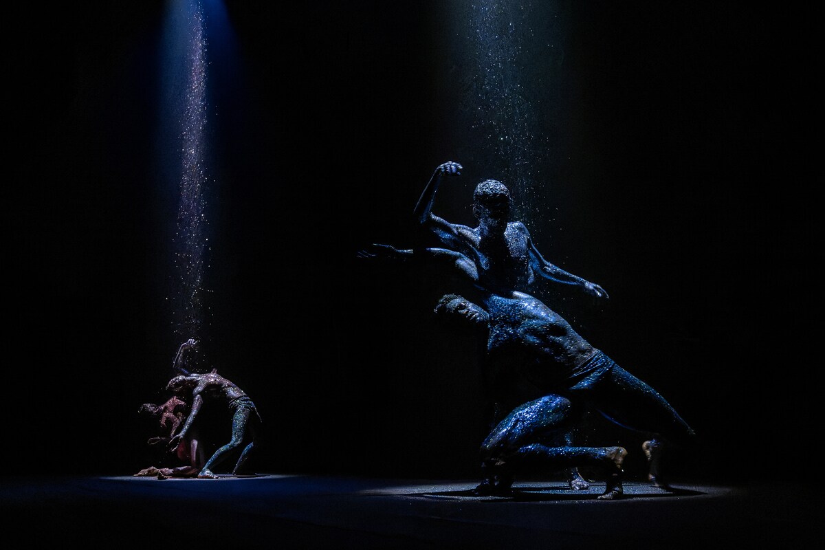 stage_natalie's tweet photo. ダミアン・ジャレ×名和晃平による最新作「Mirage [transitory]」海外公演に先駆け、福岡で開幕（舞台写真あり）
https://t.co/dVXkb0I3CB https://t.co/e9AOtMc4pw