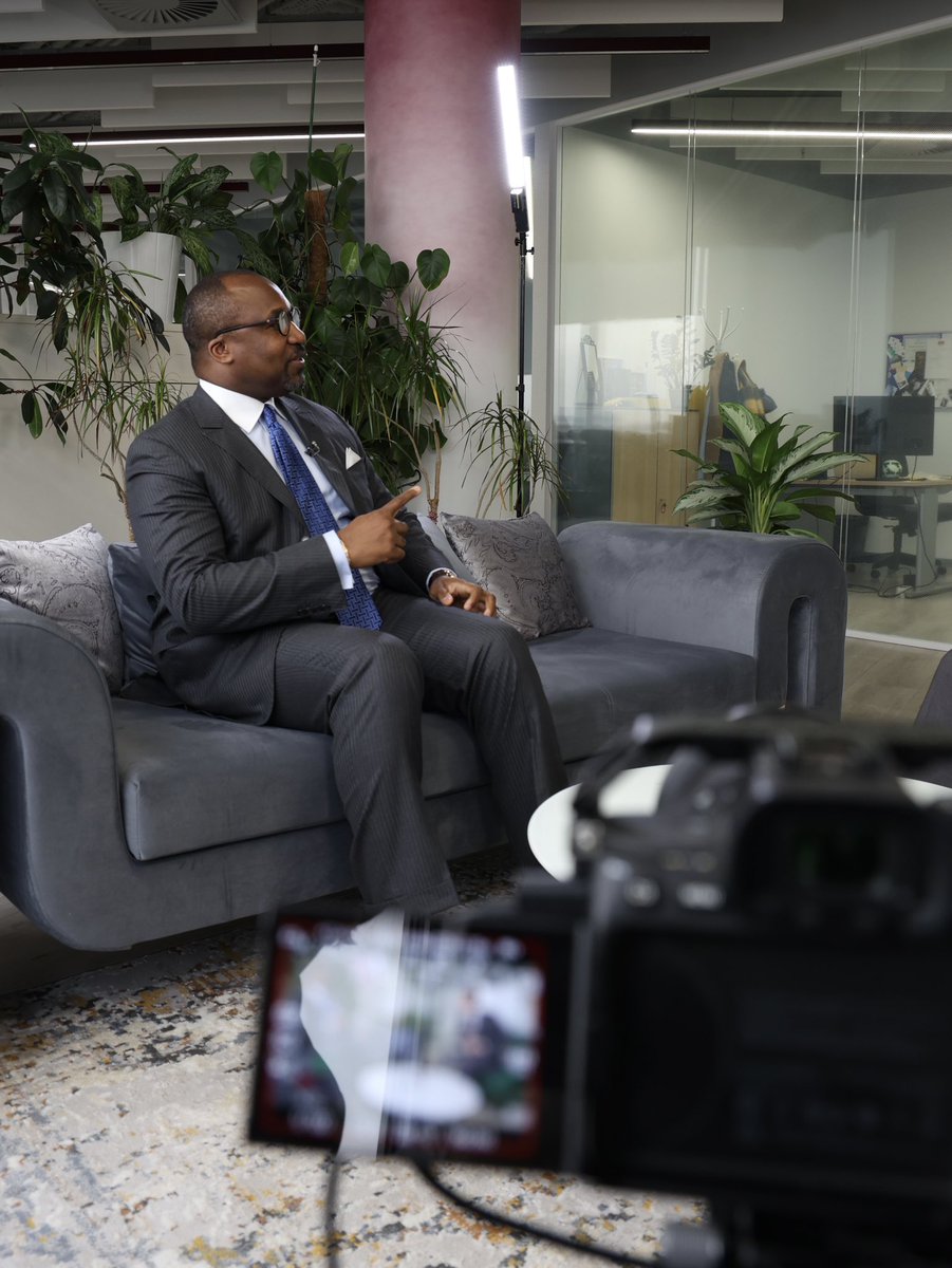 ChristelSassou's tweet photo. Ce 27 septembre 2024, j'ai accordé un entretien exclusif à la presse russe. Cette interview m'a donné l'occasion de mettre en lumière les avancées significatives de la coopération entre le Congo et la Russie, tout en soulignant l'importance croissante de nos relations bilatérales, particulièrement dans le contexte des récents développements économiques et diplomatiques.

J'ai longuement parlé du projet d'oléoduc reliant Pointe-Noire à Brazzaville, dont la construction a récemment reçu l'approbation de la Russie. J'ai expliqué les raisons qui nous ont poussés à choisir la Russie comme partenaire pour cette infrastructure cruciale. J'ai également évoqué le calendrier prévisionnel de ce projet.

Au cours de cette interview, qui sera diffusée sur nos canaux, nous avons également abordé d'autres aspects de la coopération russo-congolaise, notamment dans les secteurs de l'énergie, des mines et de l'agriculture. J'ai exprimé l'intérêt du Congo pour de nouveaux projets collaboratifs et réaffirmé notre volonté de diversifier et d'approfondir le partenariat avec la Russie.