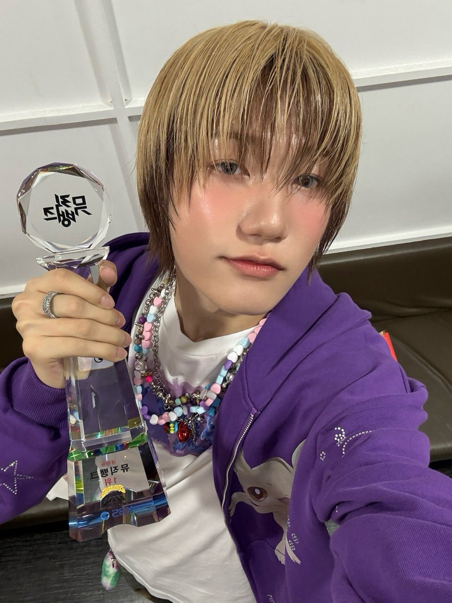 P1H_members's tweet photo. 뮤직뱅크 때깔에 이어 새드송까지! 
정말 고맙다는 말 밖에 안 나오네요 
진짜 인터뷰 때 얘기 한 것처럼 사랑을 돌려줄수 있어서 다행이에요 3관왕이다ㅏㅏㅏㅏㅏㅏㅏㅏㅏ 🤘👍

#P1Harmony #JONGSEOB https://t.co/7drVU0YLfn