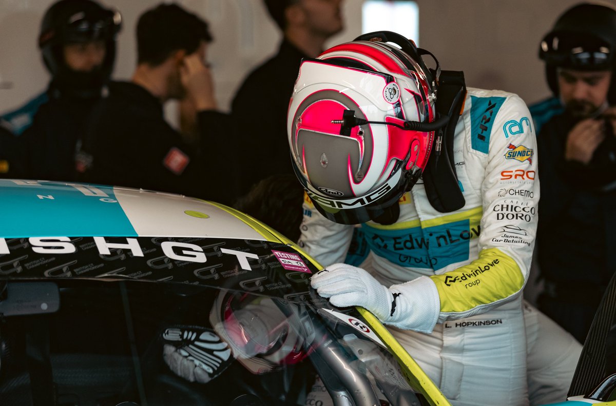 Systems checked ✔️ Let's get cracking!

Time to give the GT4 Merc a Brands GP treat it fully deserves ➡️ FP1 first up...

Live timing throughout here:
⏱️ tsl-timing.com/event/243905