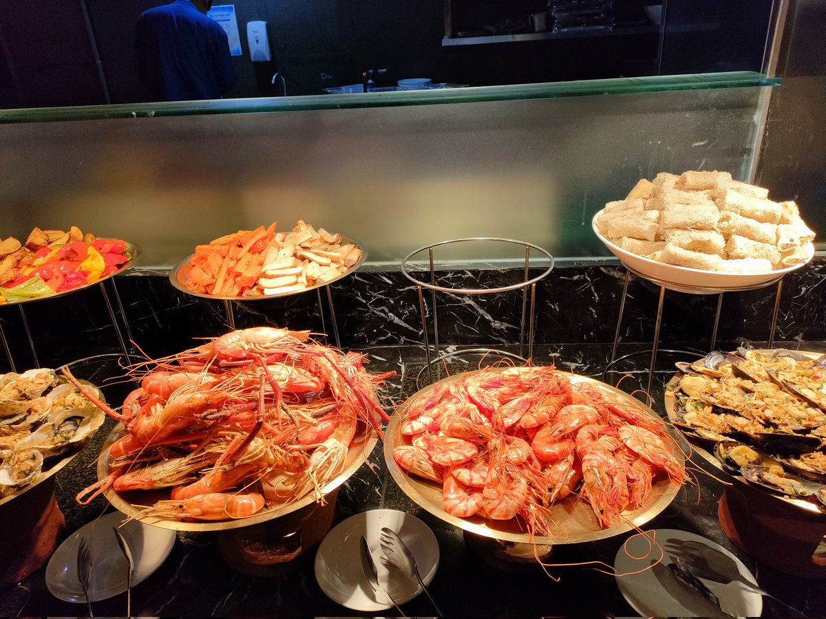 sara_ref's tweet photo. ベトナムのニャチャンに行ってきました！
街の中心地は賑やかで色々所狭しな感じだけど少し郊外に行くととてもゆったりしたリゾート地でした。
ベトナムの中でもシーフード有名なエリアみたい

多国籍の人が観光に来てるようで多分色んな言語で溢れてたけど日本人はほぼ居なかったからちょっと心細いw https://t.co/kA4x8tEwrq