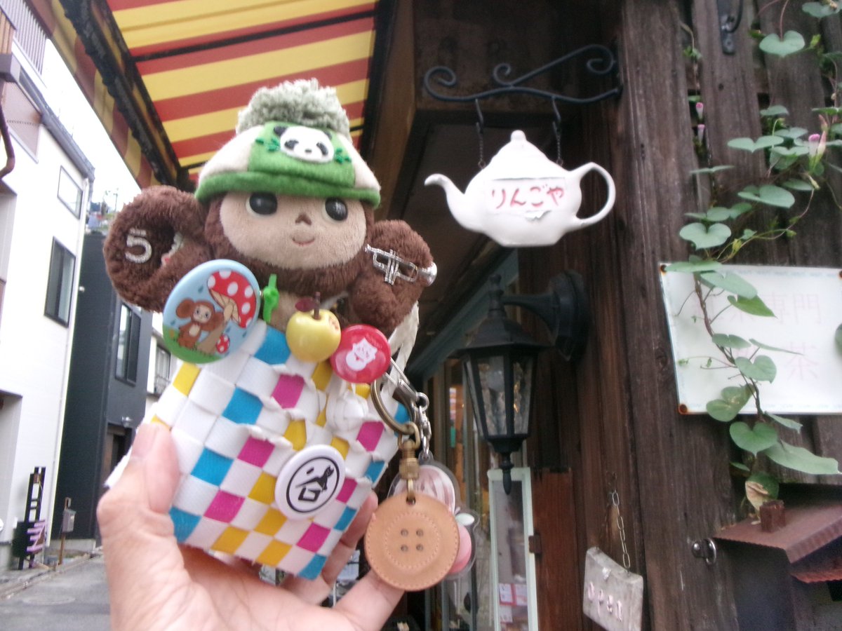 BradKicchi's tweet photo. 『芸工展 まちかど展覧会』薬味看板巡り③

【紅茶専門喫茶りんごや】さん（根津2丁目）🐢🐢

根津観音通りでは「根津・千駄木下町まつり」の時に「営みの美術館」を開催するよ。

※全部で7ヵ所あります。コンプリートしても、何ももらえません😂

#芸工展2024 #谷根千 #谷中 #根津 #千駄木 #上野桜木 https://t.co/xtM1hUmX35
