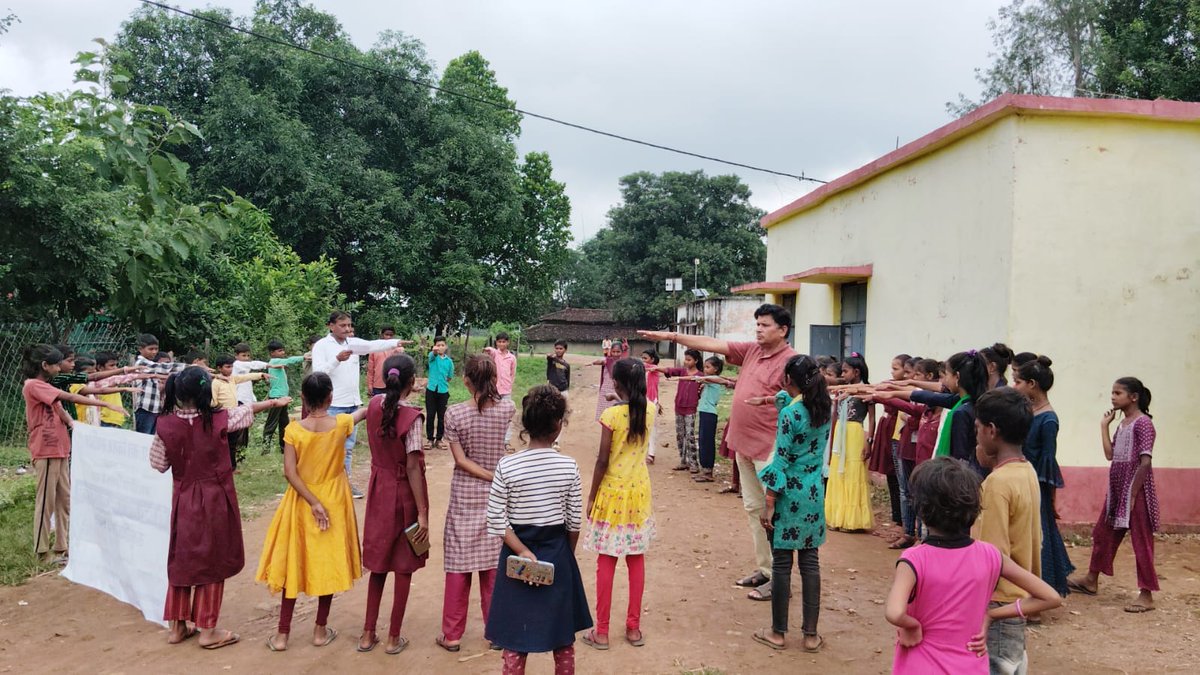 CSingrouli's tweet photo. म०प्र जल निगम परि०क्रि०ई० सिंगरौली द्वारा स्‍वच्‍छता ही सेवा पखवाड़ा 17 सितंबर 2024 से 02 अक्‍टूबर 2024 तक  जिले में ग्राम स्‍वच्‍छता समितियों की बैठक आयोजित कर समिति द्वारा स्‍कूल परिसर में स्‍वच्‍छता शपथ दिलाई गई प्‍लास्टिक कचरा इकट्ठा कर कचरा प्रबंधन का कार्यक्रम आयोजित किया। https://t.co/hmBXp3iZZG